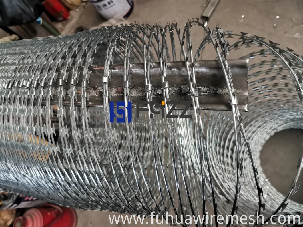 Hot-Dipped Galvanized Bto-22 Concertina Razor Blade Barbed Wire